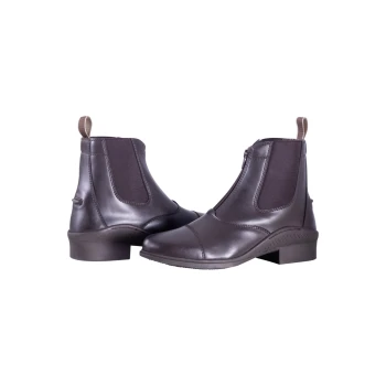 Braune Reitstiefel mit elastischen Seitenpaneelen und einem kleinen Absatz, ausgestattet mit einem Reißverschluss für einfaches Anziehen.