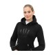 Eine Frau trägt einen schwarzen Hoodie mit einem Kronenlogo und dem Wort "SPOOKS" auf der Vorderseite, mit einer Kängurutasche.