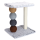 Katzenbaum mit einem plüschigen grauen Oberteil, vier bunten Seilbällen als Basis und einem Sisal-Kratzbaum, entworfen für das Spielen und Ausruhen von Katzen.