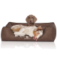 Ein gemütliches braunes Hundebett mit einem weißen und braunen Hund, der bequem liegt, mit dem Markennamen "KNUFFELWUFF" deutlich sichtbar.