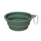 Grüne zusammenklappbare Silikon-Haustierschale mit angebrachtem silbernem Karabinerhaken für Reisen oder den Außenbereich.