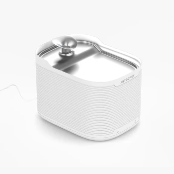 Weißer und silberner ASTROPET automatischer Trinkbrunnen für Haustiere mit einem fließenden Wasserstrahl oben.