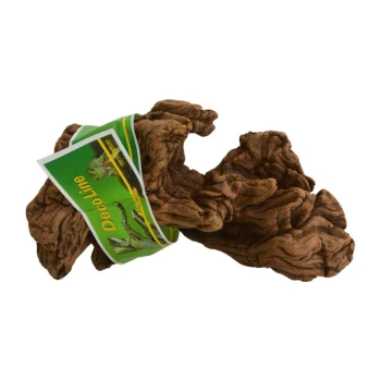 Ein Stück dekoratives Aquarienholz mit einem grünen Etikett mit der Aufschrift 'Deco Line', das Bilder von Reptilien und Wasserpflanzen zeigt.