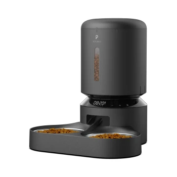 Automatischer Futterspender für Haustiere mit einem eleganten schwarzen Design, mit einem digitalen Timer, der 08:20 anzeigt, und zwei Schalen gefüllt mit Trockenfutter für Katzen.
