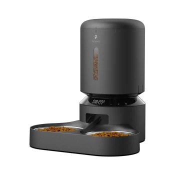 Automatischer Futterspender für Haustiere mit einem eleganten schwarzen Design, mit einem digitalen Timer, der 08:20 anzeigt, und zwei Schalen gefüllt mit Trockenfutter für Katzen.
