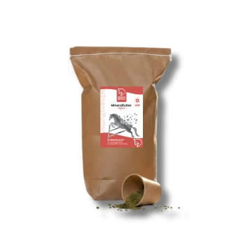 Weißer Kunststoffeimer mit der Aufschrift "Mineralfutter Sport" für Pferde, mit einer Silhouette eines Pferdes und Vögeln, mit Nährwertinformationen auf der Rückseite.