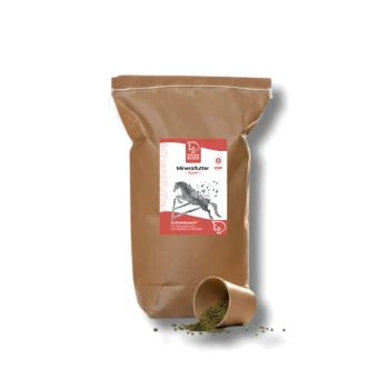 Weißer Kunststoffeimer mit der Aufschrift "Mineralfutter Sport" für Pferde, mit einer Silhouette eines Pferdes und Vögeln, mit Nährwertinformationen auf der Rückseite.