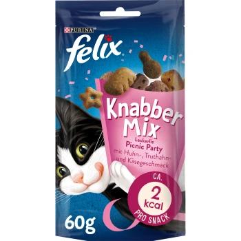 Un sac de friandises pour chats Felix Knabber Mix avec un chat noir et blanc joueur sur le devant, avec le texte indiquant "Picnic Party" et "2 kcal pro snack."