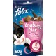 Eine Tüte Felix Knabber Mix Katzensnacks mit einer verspielten schwarz-weißen Katze auf der Vorderseite, mit dem Text "Picknick-Party" und "2 kcal pro Snack."