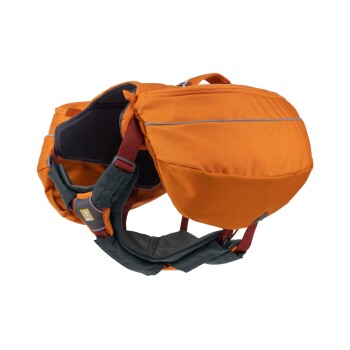 Oranges Hunderrucksackgeschirr mit verstellbaren Riemen und gepolsterter Unterstützung, entworfen zum Tragen von Haustierbedarf während Outdoor-Aktivitäten.