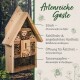 Ein hölzernes Insektenhotel mit einem schrägen Dach, beschriftet mit "Artenreiche Gäste," entworfen, um nützliche Insekten wie Bienen und Käfer anzulocken.