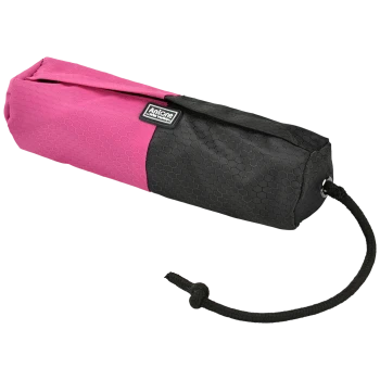 Distributeur de sacs à déchets pour animaux de compagnie rose et noir avec un motif hexagonal, présentant un cordon de serrage et une étiquette indiquant 'Antone.'