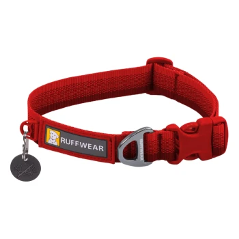 Rote Hundehalsband von Ruffwear mit einem silbernen D-Ring und einem schwarzen Anhänger mit einem Glockensymbol, entworfen für die Sicherheit von Haustieren.