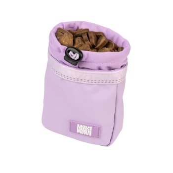 Lavendelfarbene Stoff-Leckerli-Tasche für Haustiere, gefüllt mit braunen herzförmigen Leckerlis, beschriftet mit "Max & Molly."