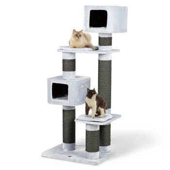 Europet Kratzbaum Rock Western Inn Zwei Katzen, eine flauschige cremefarbene und eine braun-weiße, sitzen auf einem mehrstöckigen Katzenbaum mit zwei geschlossenen Höhlen und Kratzpfosten.