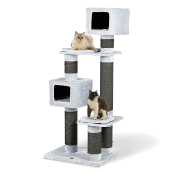 Zwei Katzen, eine flauschige cremefarbene und eine braun-weiße, sitzen auf einem mehrstöckigen Katzenbaum mit zwei geschlossenen Höhlen und Kratzpfosten.