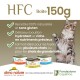 Image d'un chat à côté de boîtes de nourriture pour animaux HFC, mettant en avant des recettes 100 % naturelles, sans gluten, et riches en nutriments.