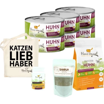 Eine Sammlung von Haustierprodukten: sechs Dosen "I love my cat" Hühnerfutter, Trockenfutter für Katzen, Nahrungsergänzungsmittel und eine "KATZEN LIEB HABER" Tragetasche.