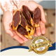 Eine Person hält Haustierleckereien mit einem zähen Kern und knusprigen Rändern, beschriftet mit "Beste Qualität" und "15 Jahre" auf Deutsch.