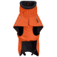 Helle orangefarbene Hundejacke mit hohem Kragen und schwarzem Futter, mit verstellbaren Riemen und reflektierenden Details.