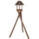 Nichoir en bois pour oiseaux de compagnie sur un support trépied avec un toit incliné et des côtés ouverts, conçu pour une utilisation en extérieur.