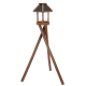 Holz-Vogelhaus für Haustiere auf einem dreibeinigen Ständer mit schrägem Dach und offenen Seiten, entworfen für den Außenbereich.
