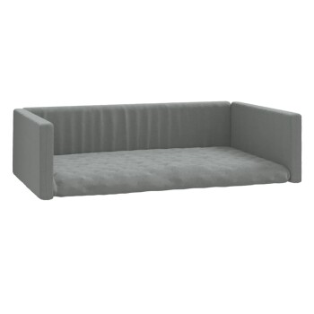 Graues Haustiersofa mit einer gepolsterten Oberfläche und niedrigen Armlehnen, entworfen für Komfort und Stil.