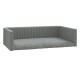 Graues Haustiersofa mit einer gepolsterten Oberfläche und niedrigen Armlehnen, entworfen für Komfort und Stil.