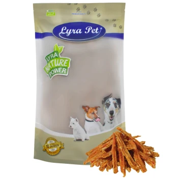 Hühnerbruststreifen 1 kg Eine Tüte Lyra Pet Hundeleckerlis, beschriftet mit 'Lyra Nature Power', mit Bildern eines Hundes, einer Katze und einem kleinen Hund auf der Vorderseite, neben einem Haufen Leckerlis.