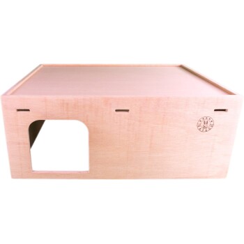 Holzhaustier mit offenem Eingang, mit glatter Oberfläche und einem auf der Seite gestempelten Logo.