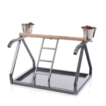 Ein Metallfutterstand für Haustiere mit einer Holzstange, ausgestattet mit zwei kleinen Metallschalen, die auf beiden Seiten mit Haustierfutter gefüllt sind, und einer Leiter in der Mitte.