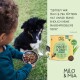 Ein Kind hält Hundefutter, während es einen schwarz-braunen Hund ansieht, mit einer Dose Milo & Mia Daily Bites und einem Testimonial-Zitat.