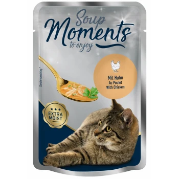 Pochette de nourriture pour chat avec "Soup Moments" au poulet, étiquetée "Mit Huhn" et "Extra Moist," à côté d'un chat regardant la pochette.
