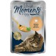 Katze-Futterbeutel mit "Soup Moments" mit Huhn, beschriftet mit "Mit Huhn" und "Extra Moist", neben einer Katze, die auf den Beutel schaut.