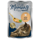 Katze-Futterbeutel mit "Soup Moments" mit Huhn, beschriftet mit "Mit Huhn" und "Extra Moist", neben einer Katze, die auf den Beutel schaut.