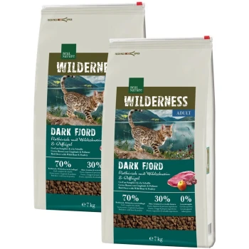 Zwei 7 kg Tüten Real Nature Wilderness Katzenfutter, "Dunkler Fiord," mit einer Wildkatze am See; 70% Fleisch, 30% andere Zutaten.