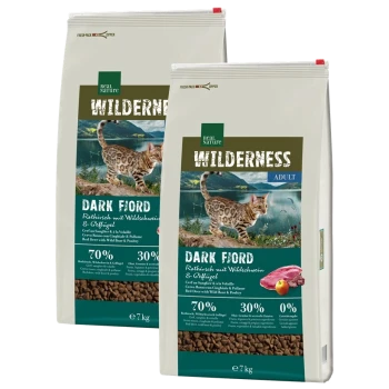 Deux sacs de 7 kg de nourriture pour chats Real Nature Wilderness, "Dark Fiord," avec un chat sauvage près d'un lac ; 70% de viande, 30% d'autres ingrédients.