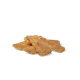Ein Haufen goldbrauner Hundeleckerlis, rechteckig geformt, auf einem weißen Hintergrund präsentiert.