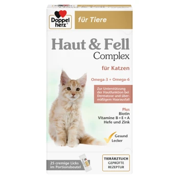 Verpackung für Katzenfutter mit einer flauschigen orangefarbenen Katze, beschriftet mit 'Haut & Fell Komplex für Katzen', die Omega-3, Omega-6 und Vitamine hervorhebt.