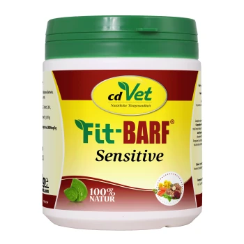 Behälter mit cdVet Fit-BARF Sensitive Tiernahrungsergänzung mit einem grünen Deckel, beschriftet mit "100% NATUR" und bunten Zutatenbildern.