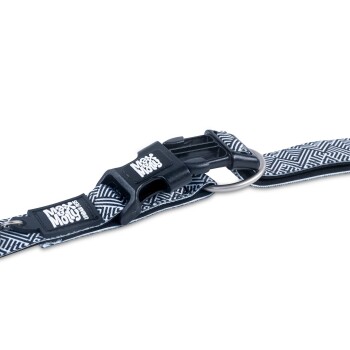 Schwarz-weiß gemustertes Max & Molly Haustierhalsband mit Kunststoffschnalle und Metallring auf weißem Hintergrund.