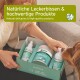 Eine Frau packt Tierprodukte aus, während ein Hund schnüffelt. Text: "Natürliche Leckerbissen & hochwertige Produkte" und "Liebe für vier Pfoten."