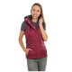 Eine Frau trägt eine kastanienbraune ärmellose Jacke mit Kapuze, kombiniert mit einem grauen Shirt und Jeans, steht mit der Hand am Kinn.