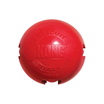 Roter KONG Biscuit Ball Hundespielzeug, geprägt mit 'KONG', 'BISCUIT', 'BALL' und kleinen Schlitzöffnungen für Leckerlis.