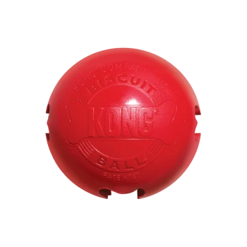 Roter KONG Biscuit Ball Hundespielzeug, geprägt mit 'KONG', 'BISCUIT', 'BALL' und kleinen Schlitzöffnungen für Leckerlis.