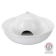 Weiße keramische Haustier-Wasserfontäne mit einer kuppelförmigen Oberseite und einem kleinen Wasserauslass, mit einer glatten, glänzenden Oberfläche.