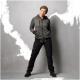 Eine Person steht selbstbewusst in einem grauen Reißverschluss-Hoodie und schwarzen Hosen, zeigt einen sportlichen Outdoor-Look vor einem neutralen Hintergrund.