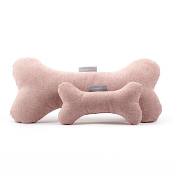 Zwei Plüsch-Hundeknochen-Spielzeuge aus weichem rosa Stoff, eines groß und eines klein, beide mit einem Etikett, das "WILLIAM & WALKER" liest.