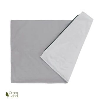 Eine weiche, wendbare Haustierdecke mit einer grauen Seite und einer weißen Seite, mit einem grünen Etikett-Logo in der unteren linken Ecke.