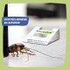 Nahaufnahme einer Kakerlake neben einem weißen Insektenmonitor mit deutschem Text „Insekten Monitor Nicht Anfassen“ und einem blauen Etikett „Effektives Abfangen an Laufwegen“.